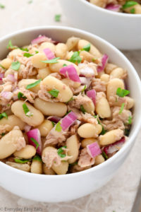 This healthy Tuna & White Bean Salad requires only 6 ingredients and 10 minutes to make. A satisfying, tasty and protein-packed meal. | EverydayEasyEats.com